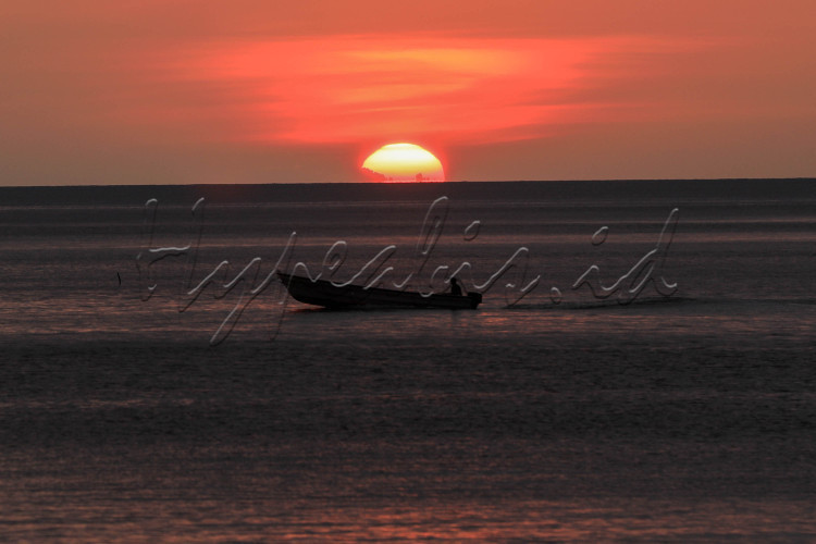 SUNSET DI PANTAI WAECICU