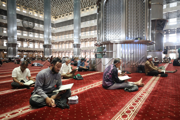 NGABUBURIT DI MASJID ISTIQLAL