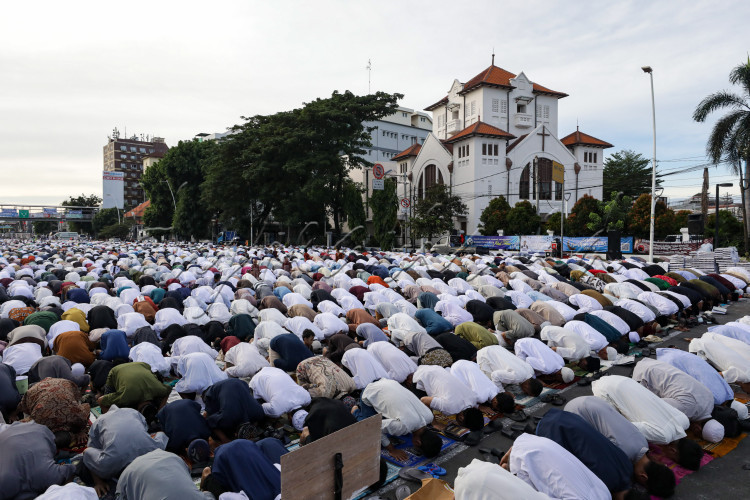 SALAT IDULFITRI DI BERDAMPINGAN DENGAN GEREJA