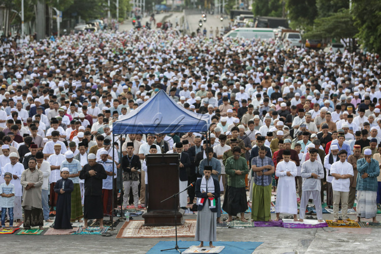 SALAT IDULFITRI BERDAMPINGAN GEREJA