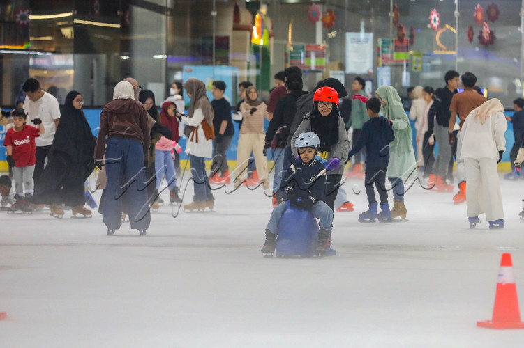LIBUR LEBARAN DENGAN BERMAIN ICE SKATING