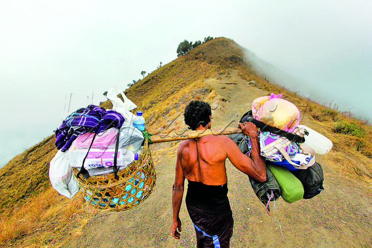 PORTER RINJANI, TEMAN PARA PENDAKI