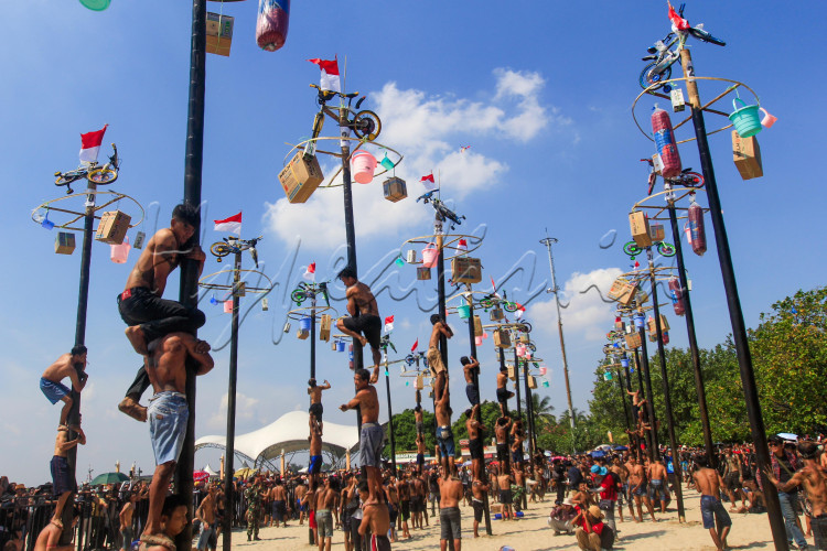 LOMBA PANJAT PINANG DI ANCOL